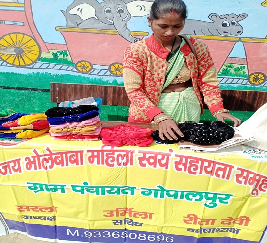 कुशन और सोफा कवर बनाकर जय भोले बाबा स्वयं सहायता समूह की महिलाएं मजबूत कर रही आर्थिक स्थिति कुशन और सोफा कवर बनाकर जय भोले बाबा स्वयं सहायता समूह की महिलाएं मजबूत कर रही आर्थिक स्थिति