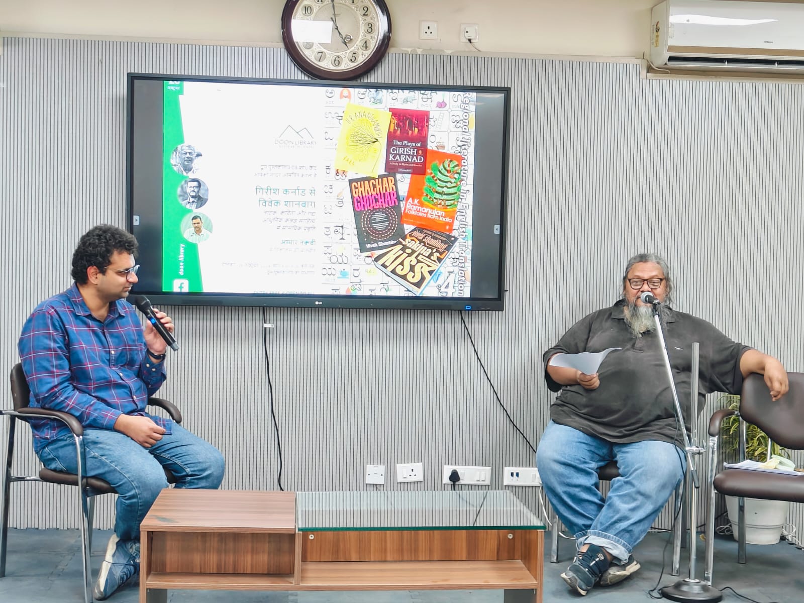 दून पुस्तकालय एवं शोध केंद्र में भाषा पर अध्ययन कर रहे अम्मार यासिर नकवी से बातचीत करते निकोलस हॉफलैंड। दून पुस्तकालय एवं शोध केंद्र में भाषा पर अध्ययन कर रहे अम्मार यासिर नकवी से बातचीत करते निकोलस हॉफलैंड।