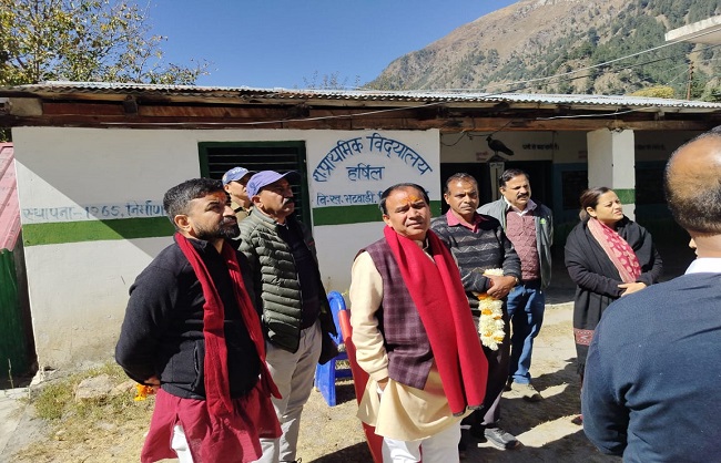शिक्षा और स्वास्थ्य मंत्री डॉ.धन सिंह रावत भ्रमण हर्षिल में चिकित्सा ईकाई व विद्यालयों का निरीक्षण करते। शिक्षा और स्वास्थ्य मंत्री डॉ.धन सिंह रावत भ्रमण हर्षिल में चिकित्सा ईकाई व विद्यालयों का निरीक्षण करते।