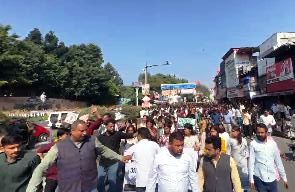 पैदल मार्च निकालते छात्र। पैदल मार्च निकालते छात्र।