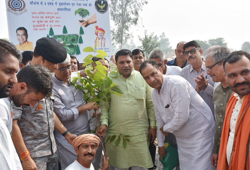 भाजपा प्रदेशाध्यक्ष मोाहन बडौली पौधारोपण करते हुए भाजपा प्रदेशाध्यक्ष मोाहन बडौली पौधारोपण करते हुए