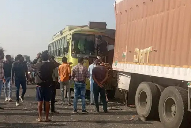सड़क किनारे खड़े कंटेनर से टकराने के बाद बस की तस्वीर सड़क किनारे खड़े कंटेनर से टकराने के बाद बस की तस्वीर