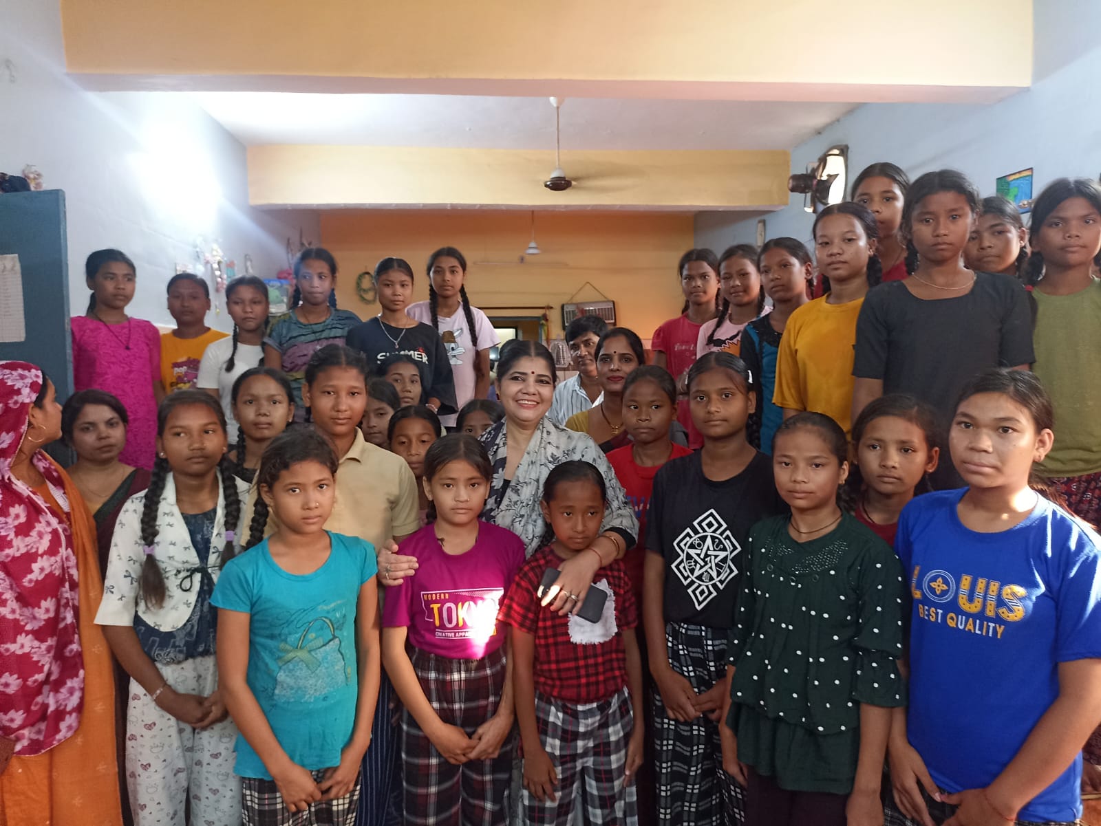थारू जनजाति की महिलाओं से मिली महिला आयोग उपाध्यक्ष, हस्त शिल्प से बनते हुए उत्पाद देखे थारू जनजाति की महिलाओं से मिली महिला आयोग उपाध्यक्ष, हस्त शिल्प से बनते हुए उत्पाद देखे