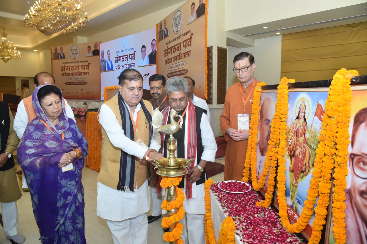 दीप प्रज्ज्वल कर कार्यक्रम का शुभारंभ करते प्रदेश अध्यक्ष महेंद्र भट्ट, दुष्यंत कुमार गौतम, माला राज्य लक्ष्मी शाह, अजय टम्टा, संगठन मंत्री अजेय कुमार।