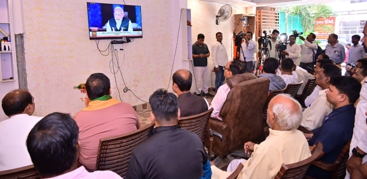 मन की बात सुनते उपमुख्यमंत्री ब्रजेश फोटो मन की बात सुनते उपमुख्यमंत्री ब्रजेश फोटो