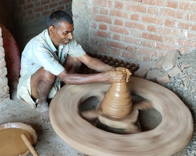 मिट्टी के दीये बनाने की तैयारी हुई तेज मिट्टी के दीये बनाने की तैयारी हुई तेज