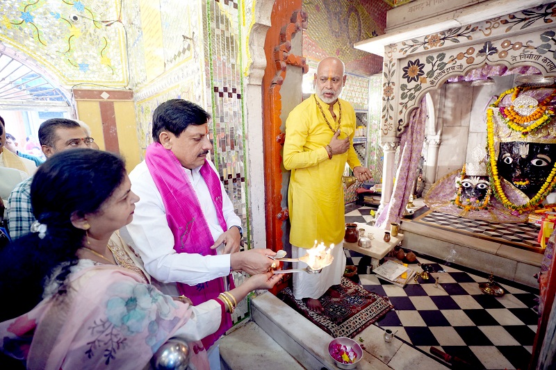 सपत्नीक किये भगवान कामतानाथ के दर्शन करते हुए मुख्यमंत्री डॉ. यादव सपत्नीक किये भगवान कामतानाथ के दर्शन करते हुए मुख्यमंत्री डॉ. यादव
