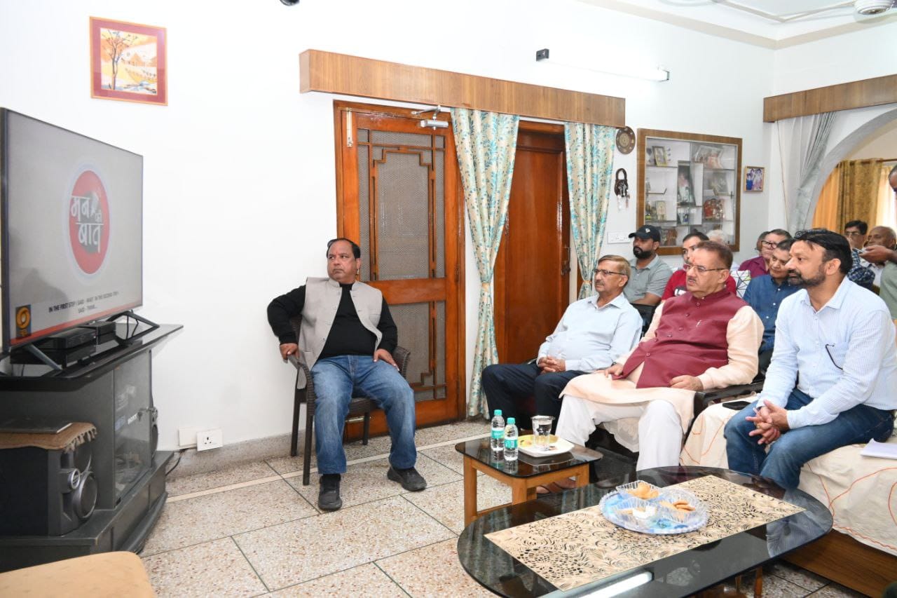 कैबिनेट मंत्री गणेश जोशी ने मसूरी विधानसभा के बूथ संख्या 71 में  प्रधानमंत्री के मन की बात का 115वां संस्करण पार्टी कार्यकर्ताओं व स्थानीय लोगों के साथ सुनते हुए।