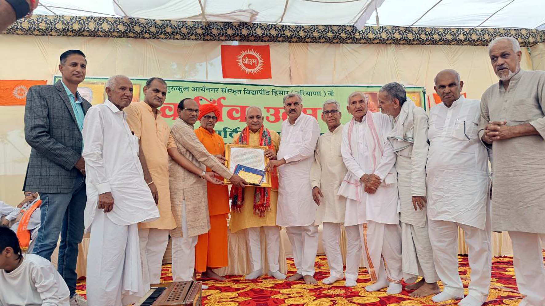 गुरुकुल आर्यनगर के वार्षिक महोत्सव में विभिन्न सत्र के मुख्याथिति कैबिनेट मंत्री रणबीर सिंह गंगवा, विधायक चंद्रप्रकाश व विधायक रणधीर सिंह पनिहार को स्मृति चिह्न प्रदान करते पदाधिकारी। गुरुकुल आर्यनगर के वार्षिक महोत्सव में विभिन्न सत्र के मुख्याथिति कैबिनेट मंत्री रणबीर सिंह गंगवा, विधायक चंद्रप्रकाश व विधायक रणधीर सिंह पनिहार को स्मृति चिह्न प्रदान करते पदाधिकारी।
