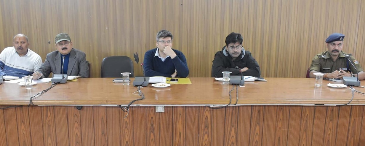 गोपेश्वर में गोचर मेले की तैयारियों की बैठक लेते हुए डीएम। गोपेश्वर में गोचर मेले की तैयारियों की बैठक लेते हुए डीएम।
