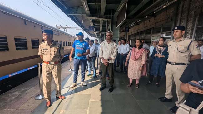 ट्रेन की लेटलतीफी की वजह से बांद्रा स्टेशन पर हुई भगदड़:जीआरपी ट्रेन की लेटलतीफी की वजह से बांद्रा स्टेशन पर हुई भगदड़:जीआरपी