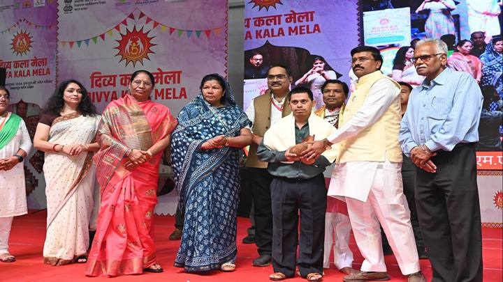 जबलपुर में ग्यारह दिनों के दिव्य कला मेले का भव्य समापन जबलपुर में ग्यारह दिनों के दिव्य कला मेले का भव्य समापन