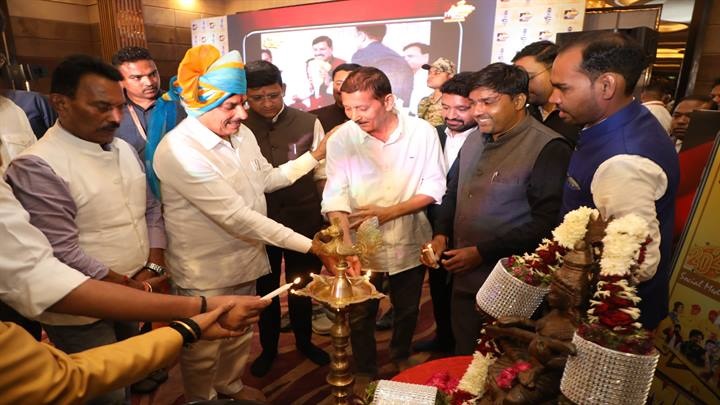 सोशल मीडिया इनफ्लुएंसरों के सम्मान समारोह में मुख्यमंत्री डॉ यादव सोशल मीडिया इनफ्लुएंसरों के सम्मान समारोह में मुख्यमंत्री डॉ यादव