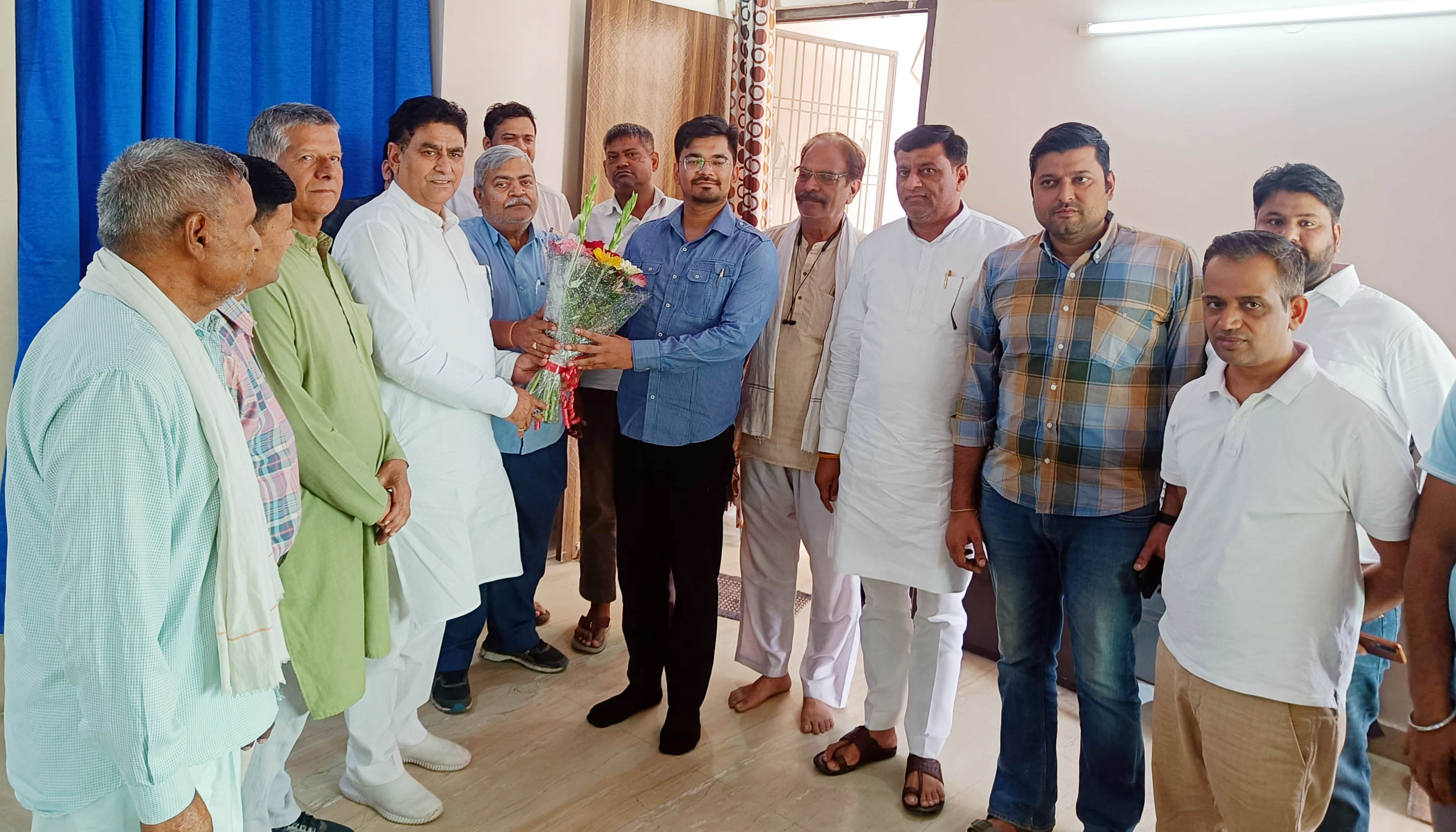जज की परीक्षा पास करने वाले गौरव वर्मा का स्वागत करते पूर्व विधायक ललित नागर जज की परीक्षा पास करने वाले गौरव वर्मा का स्वागत करते पूर्व विधायक ललित नागर