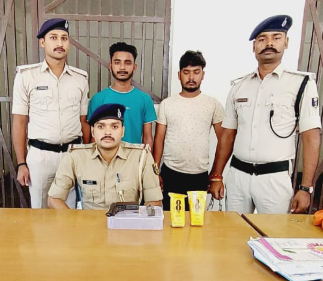 पुलिस गिरफ्त में शराब कारोबारी पुलिस गिरफ्त में शराब कारोबारी