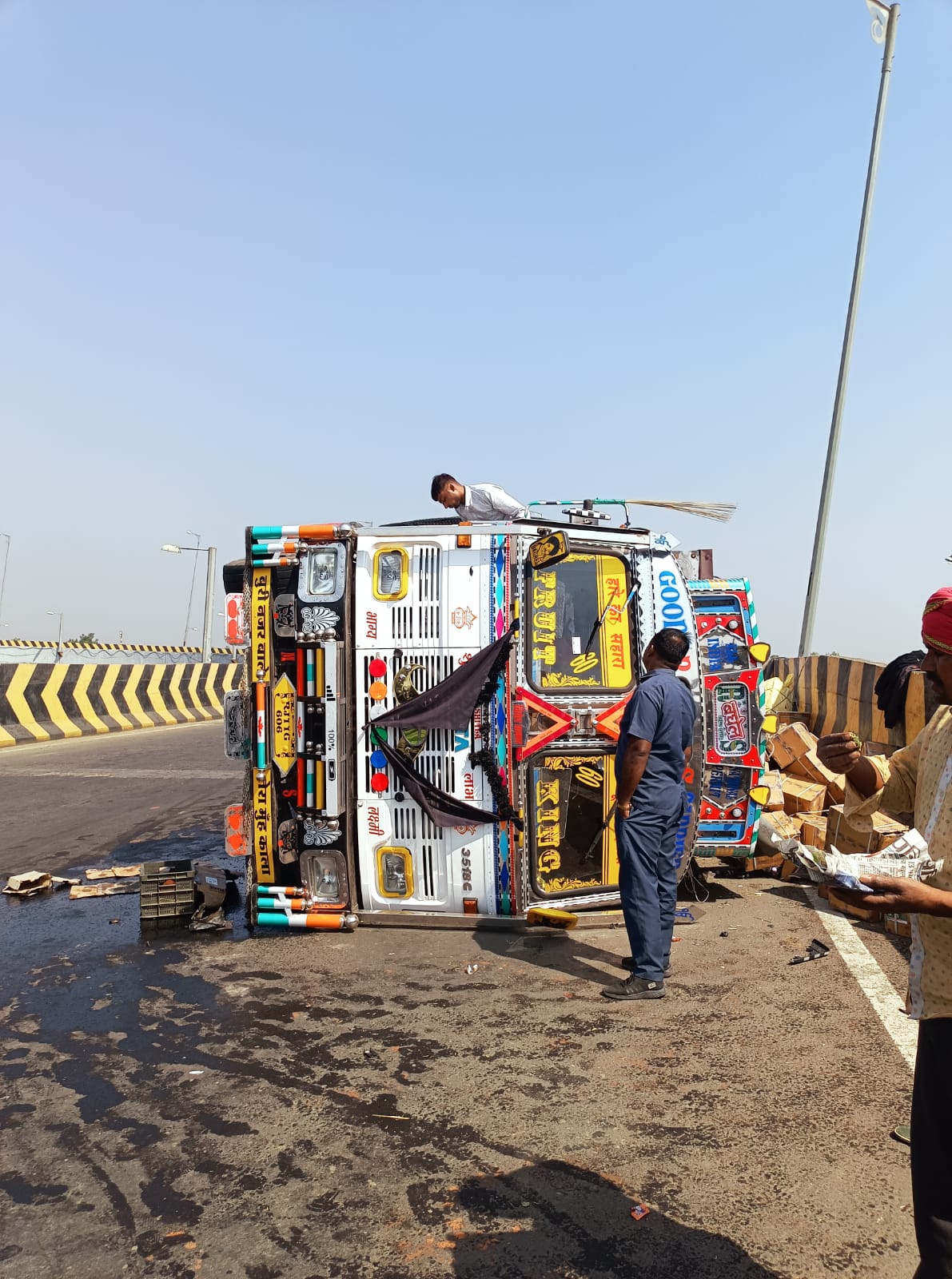 परचून से भरा ट्रक पलटा परचून से भरा ट्रक पलटा