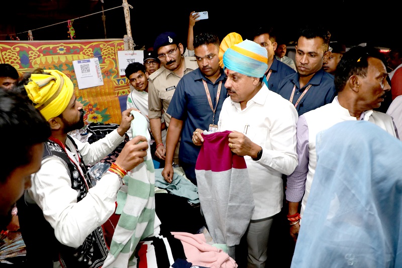 इंदौर में स्टॉल से गर्म कपड़े खरीदते हुए मुख्यमंत्री डॉ. यादव इंदौर में स्टॉल से गर्म कपड़े खरीदते हुए मुख्यमंत्री डॉ. यादव