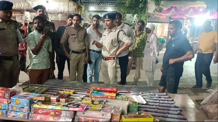 आतिशबाजी बाजार का जिला प्रशासन की टीम ने किया निरीक्षण आतिशबाजी बाजार का जिला प्रशासन की टीम ने किया निरीक्षण