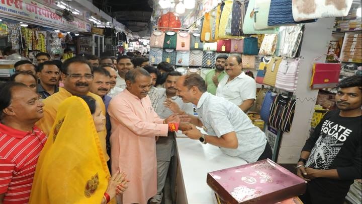 मंत्री कुशवाह ने महाराज बाड़ा के बाजारों में दुकान-दुकान पर पहुँचकर दी शुभकामनाएं मंत्री कुशवाह ने महाराज बाड़ा के बाजारों में दुकान-दुकान पर पहुँचकर दी शुभकामनाएं