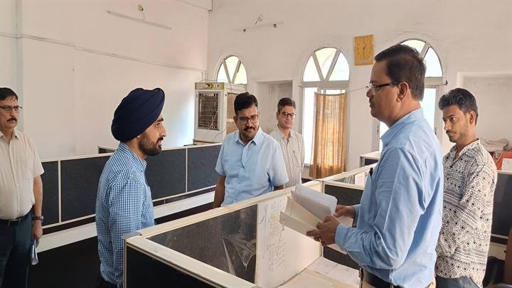 व्यय लेखा प्रेक्षक ने जिला स्तरीय कंट्रोल रूम एवं एमसीएमसी सेल का किया निरीक्षण व्यय लेखा प्रेक्षक ने जिला स्तरीय कंट्रोल रूम एवं एमसीएमसी सेल का किया निरीक्षण