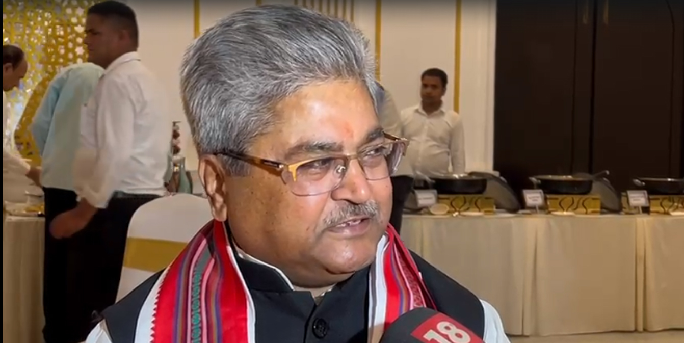 पत्रकारों से वार्ता करते दुष्यंत कुमार गौतम।