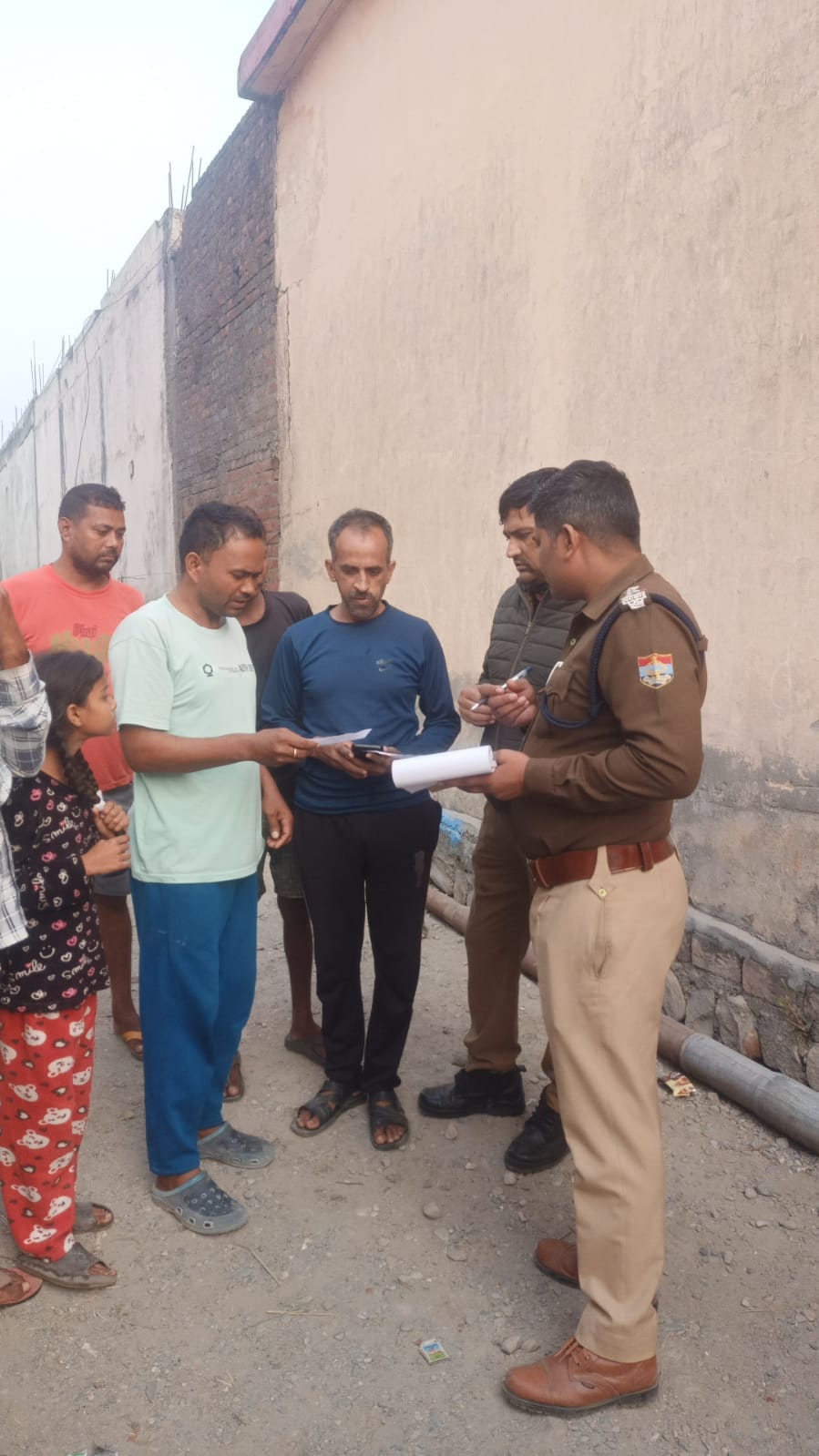 सेलाकुई में सत्यापन अभियान चलाती पुलिस। सेलाकुई में सत्यापन अभियान चलाती पुलिस।