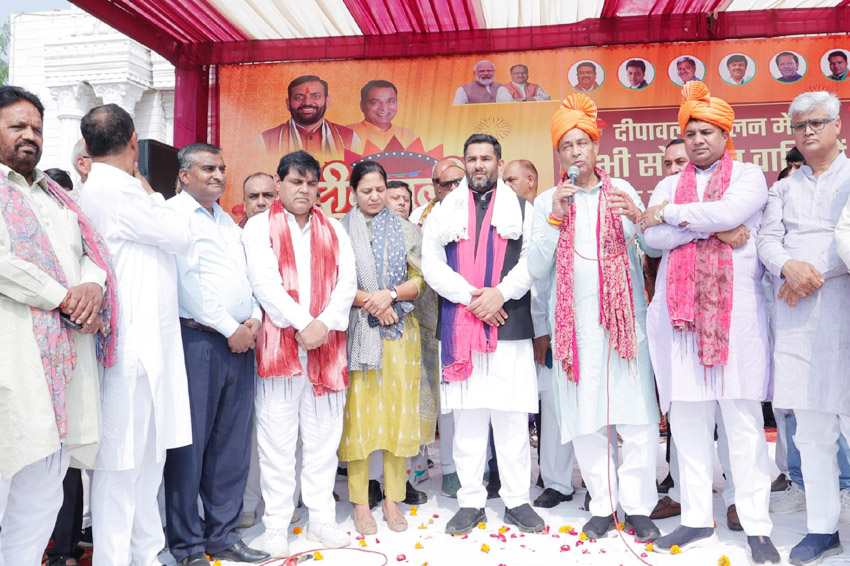 27 Snp- 6 सोनीपत:दीपावली मिलन समारोह में विधायक निखिल मदान आए मेहमानों का स्वागत करते हुए। 27 Snp- 6 सोनीपत:दीपावली मिलन समारोह में विधायक निखिल मदान आए मेहमानों का स्वागत करते हुए।