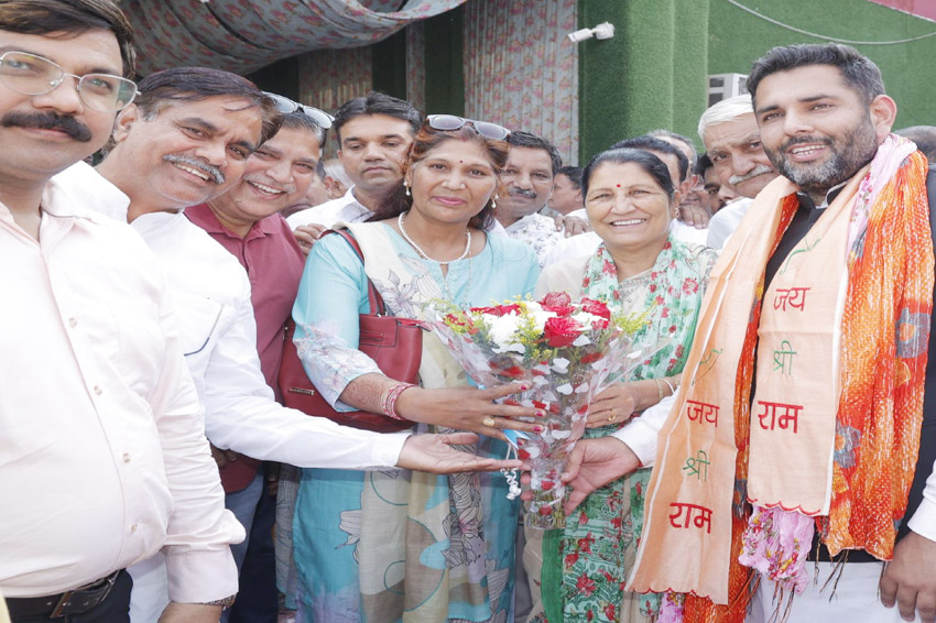 27 Snp- 6 सोनीपत:दीपावली मिलन समारोह में विधायक निखिल मदान आए मेहमानों का स्वागत करते हुए। 27 Snp- 6 सोनीपत:दीपावली मिलन समारोह में विधायक निखिल मदान आए मेहमानों का स्वागत करते हुए।