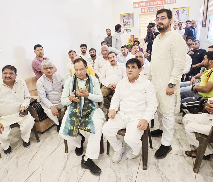 27 Snp-3 सोनीपत: भाजपा प्रदेशाध्यक्ष मोहनलाल बड़ौली जनसमस्याओं को सुनते हुए। 27 Snp-3 सोनीपत: भाजपा प्रदेशाध्यक्ष मोहनलाल बड़ौली जनसमस्याओं को सुनते हुए।