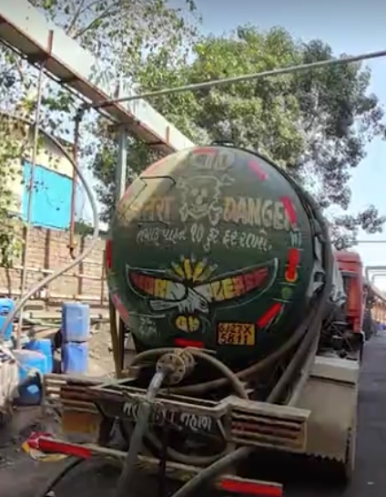 नारोल के देवी सिंथेटिक प्राइवेट लिमिटेड कंपनी में टैंकर खाली करने के दौरान हादसा हुआ। नारोल के देवी सिंथेटिक प्राइवेट लिमिटेड कंपनी में टैंकर खाली करने के दौरान हादसा हुआ।