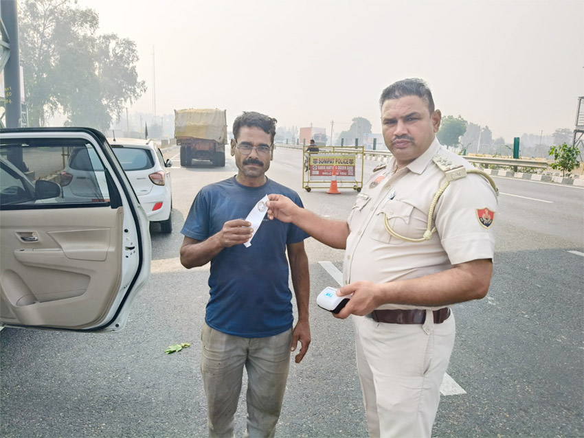 27 Snp-8 सोनीपत: वाहन चालक को चलान थमाते हुए सुरक्षा कर्मी 27 Snp-8 सोनीपत: वाहन चालक को चलान थमाते हुए सुरक्षा कर्मी