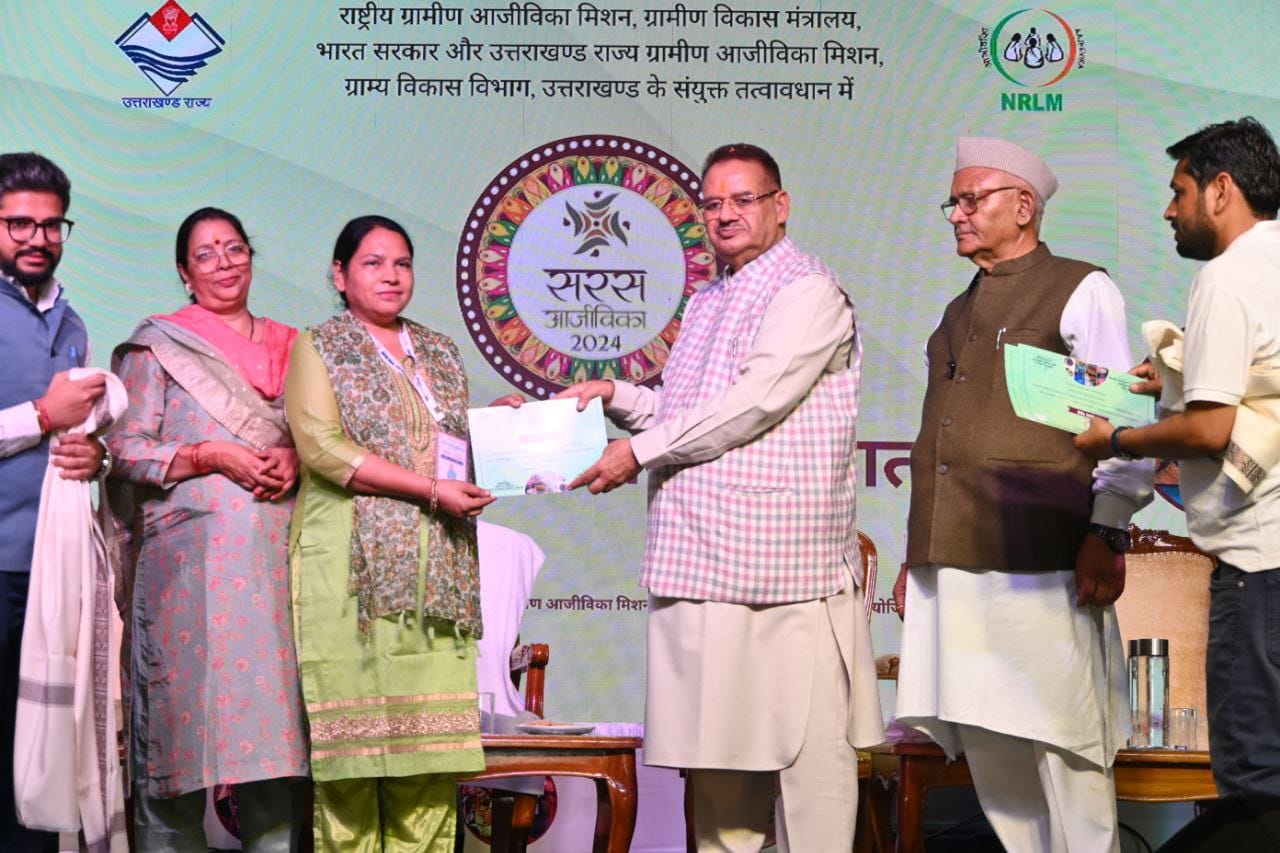 ग्राम्य विकास मंत्री गणेश जोशी रविवार को सरस मेला में समापन कार्यक्रम में।