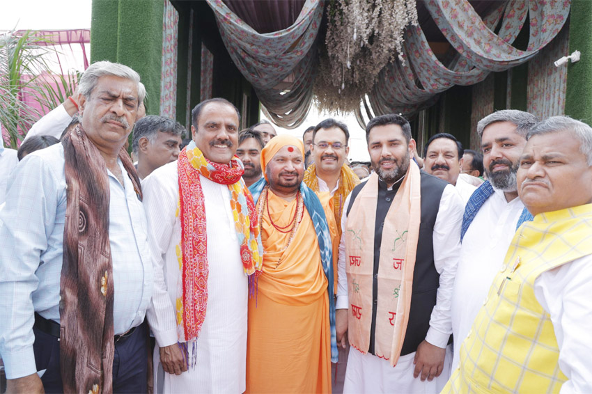 27 Snp- 6 सोनीपत:दीपावली मिलन समारोह में विधायक निखिल मदान आए मेहमानों का स्वागत करते हुए। 27 Snp- 6 सोनीपत:दीपावली मिलन समारोह में विधायक निखिल मदान आए मेहमानों का स्वागत करते हुए।