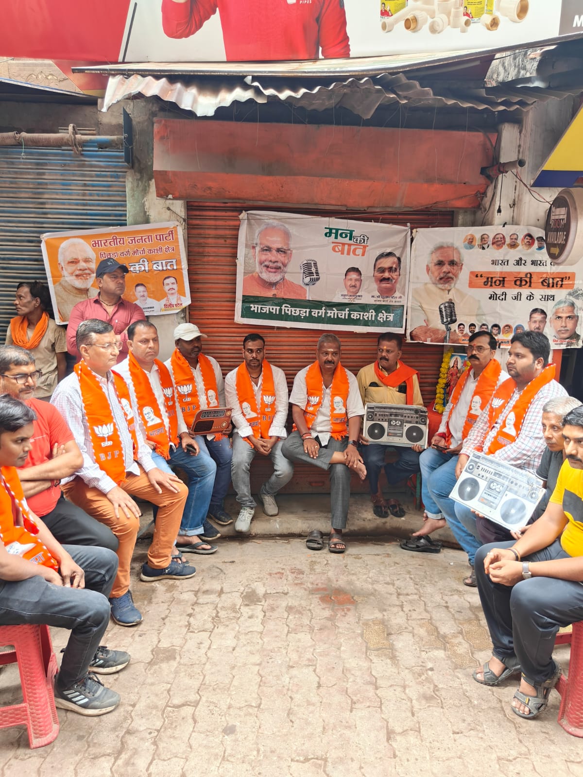 प्रधानमंत्री के मन की बात सुनते भाजपा कार्यकर्ता: फोटो बच्चा गुप्ता प्रधानमंत्री के मन की बात सुनते भाजपा कार्यकर्ता: फोटो बच्चा गुप्ता