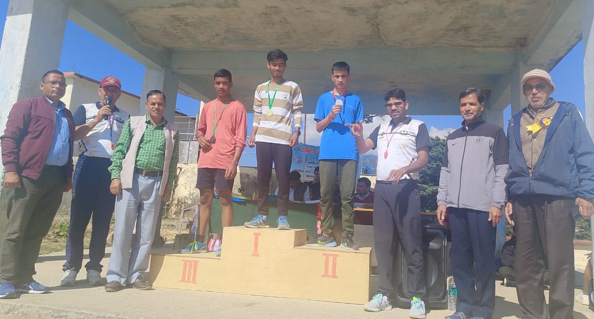 पोखरी में आयोजित खेल महाकुंभ के विजेता प्रतिभागियों को पुरस्कार देते हुए। पोखरी में आयोजित खेल महाकुंभ के विजेता प्रतिभागियों को पुरस्कार देते हुए।