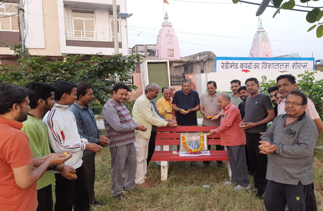 नारनौल में रतन टाटा की तस्वीर पर पुष्प अर्पित करते हुए शहर की विभिन्न सामाजिक संस्थाओं के पदाधिकारीगण। नारनौल में रतन टाटा की तस्वीर पर पुष्प अर्पित करते हुए शहर की विभिन्न सामाजिक संस्थाओं के पदाधिकारीगण।