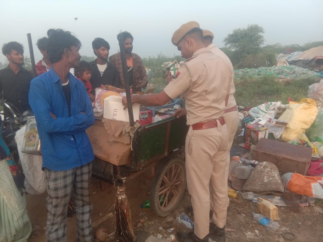 पुलिस ने चलाया एरिया डोमिनेशन अभियान: बदमाशों के 184 से अधिक जगहों पर मारी रेड पुलिस ने चलाया एरिया डोमिनेशन अभियान: बदमाशों के 184 से अधिक जगहों पर मारी रेड