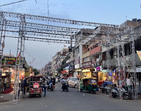 दीपावली पर अयोध्या मंदिर की थीम पर हो रही बाजार की सजावट