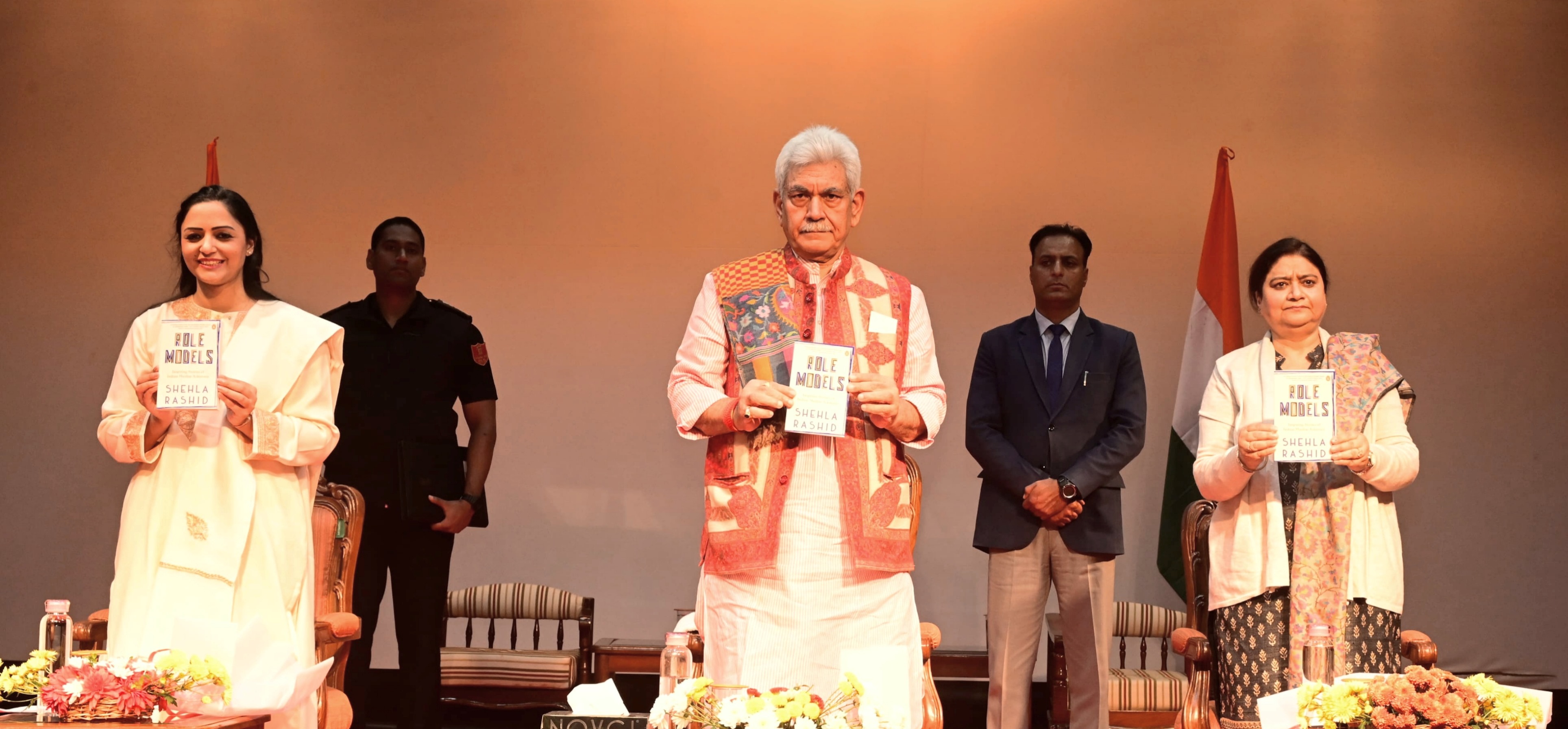 शेहला रशीद की पुस्तक रोल मॉडल्स-इंस्पायरिंग स्टोरीज ऑफ इंडियन मुस्लिम अचीवर्स का विमोचन किया