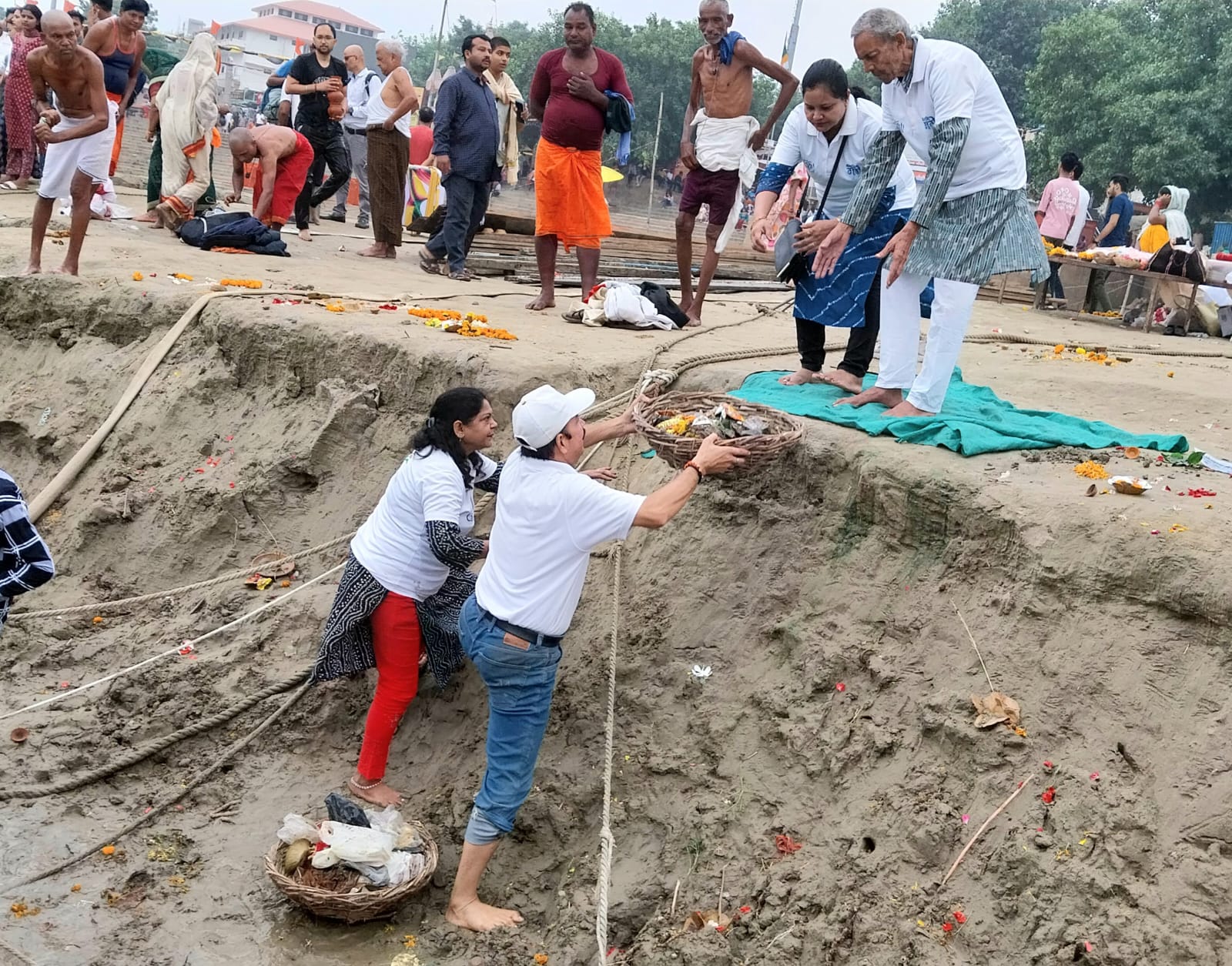 अस्सीघाट पर स्वच्छता अभियान: फोटो बच्चा गुप्ता अस्सीघाट पर स्वच्छता अभियान: फोटो बच्चा गुप्ता