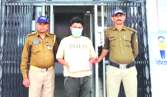 पुलिस गिरफ्त में आरोपित पुलिस गिरफ्त में आरोपित