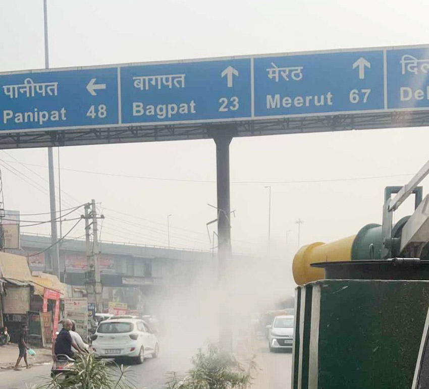 27 Snp-1 सोनीपत: शहर में स्मॉग गन से पानी का छिड़काव करते नगर निगम कर्मी। 27 Snp-1 सोनीपत: शहर में स्मॉग गन से पानी का छिड़काव करते नगर निगम कर्मी।