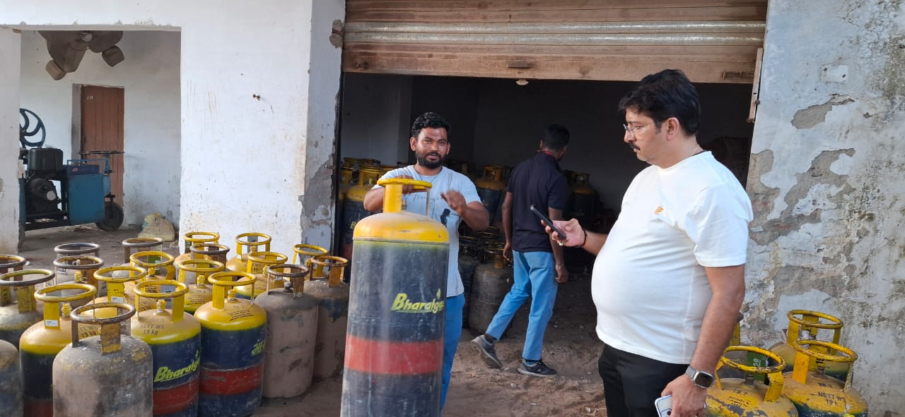 अवैध  गैस रिफिलिंग केंद्र पर