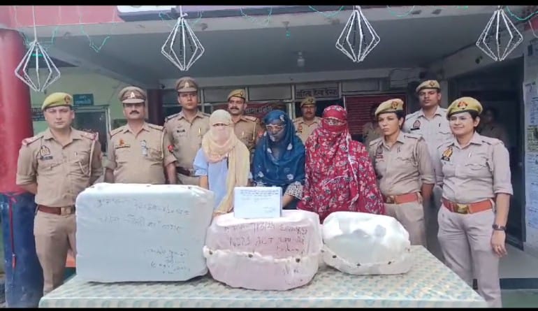 पुलिस ने पकड़ा 35 लाख रुपये का गांजा, दो बेटियों के साथ मां गिरफ्तार पुलिस ने पकड़ा 35 लाख रुपये का गांजा, दो बेटियों के साथ मां गिरफ्तार