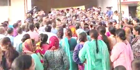 चोरगलिया में लालकुआं विधायक मोहन बिष्ट का भारी विरोध चोरगलिया में लालकुआं विधायक मोहन बिष्ट का भारी विरोध