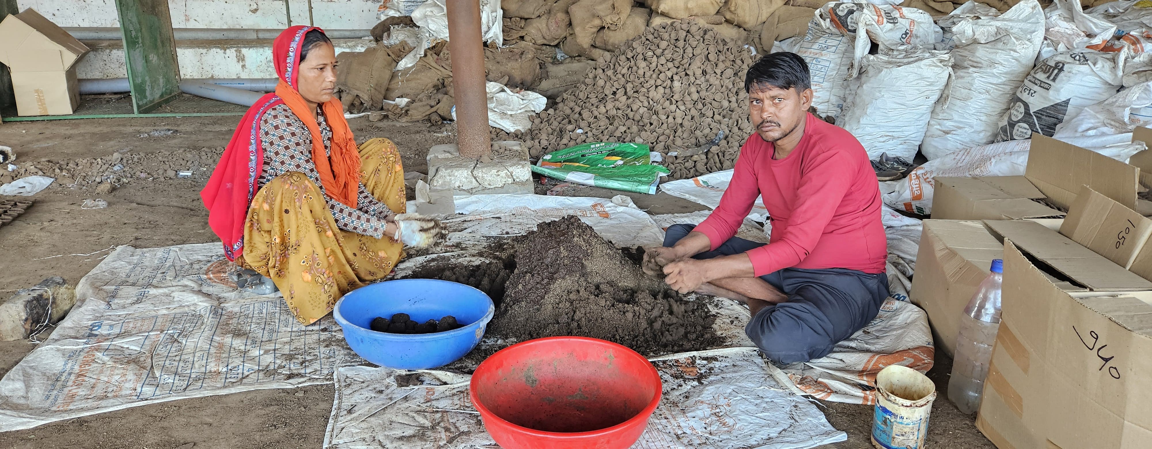 हिंगोनिया गोशाला में तैयार हो रहे ढाई लाख गोमय दीपक हिंगोनिया गोशाला में तैयार हो रहे ढाई लाख गोमय दीपक