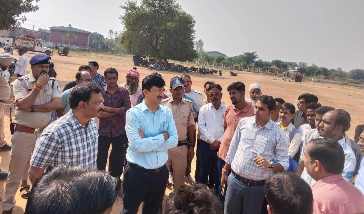 पटाखा बाजार का अवलोकन करते जिलाधीश व पुलिस अधीक्षक। पटाखा बाजार का अवलोकन करते जिलाधीश व पुलिस अधीक्षक।