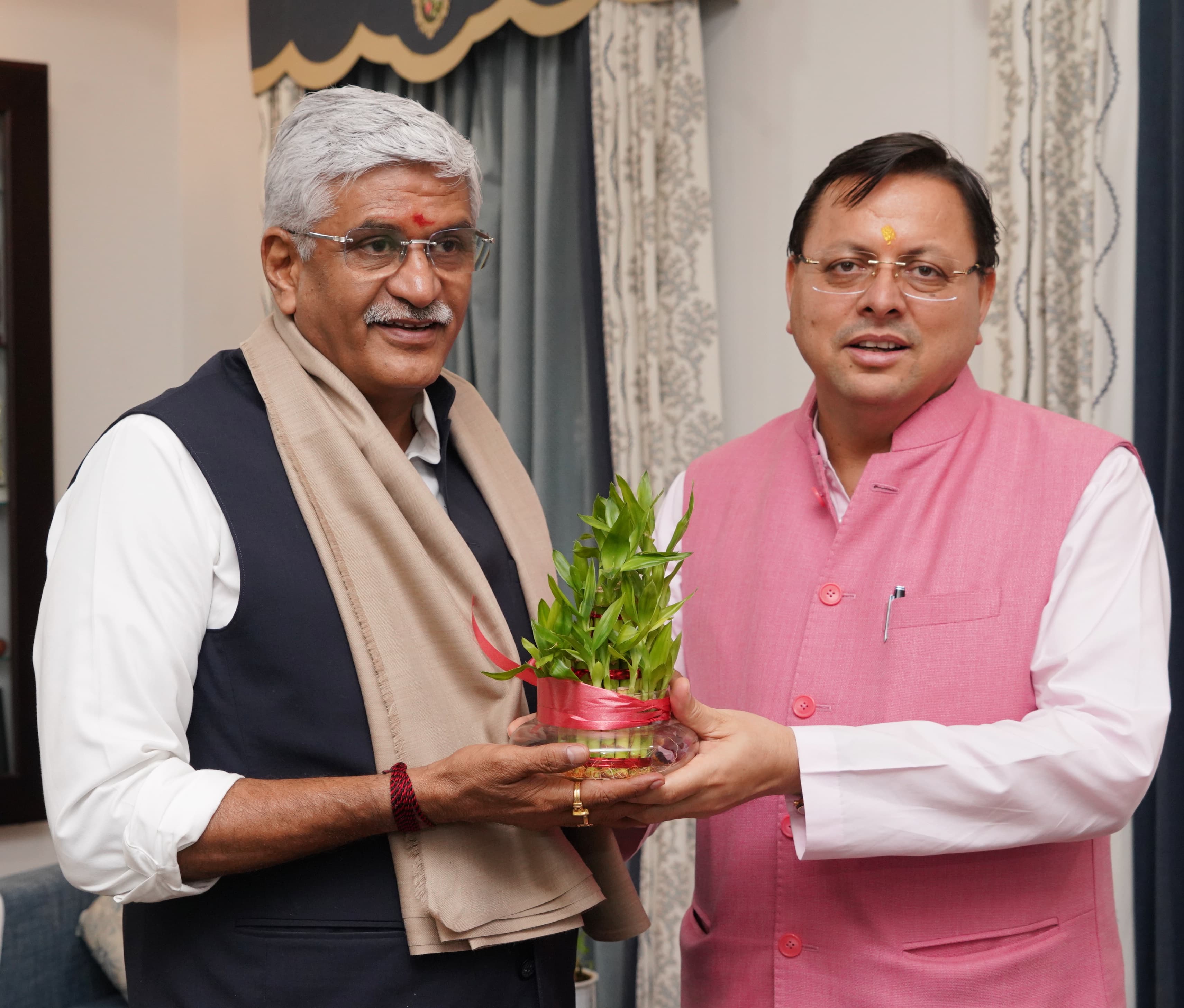 मुख्यमंत्री पुष्कर सिंह धामी से शिष्टाचार भेंट करते केंद्रीय संस्कृति एवं पर्यटन मंत्री गजेंद्र सिंह शेखावत। मुख्यमंत्री पुष्कर सिंह धामी से शिष्टाचार भेंट करते केंद्रीय संस्कृति एवं पर्यटन मंत्री गजेंद्र सिंह शेखावत।