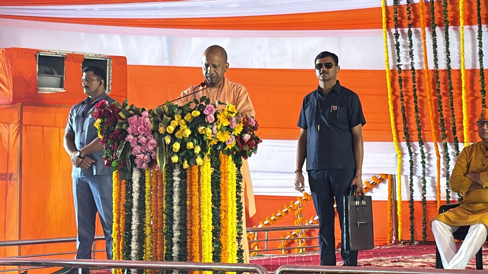 सम्पूर्णानंद संस्कृत विश्वविद्यालय में आयोजित कार्यक्रम में मुख्यमंत्री: फोटो बच्चा गुप्ता