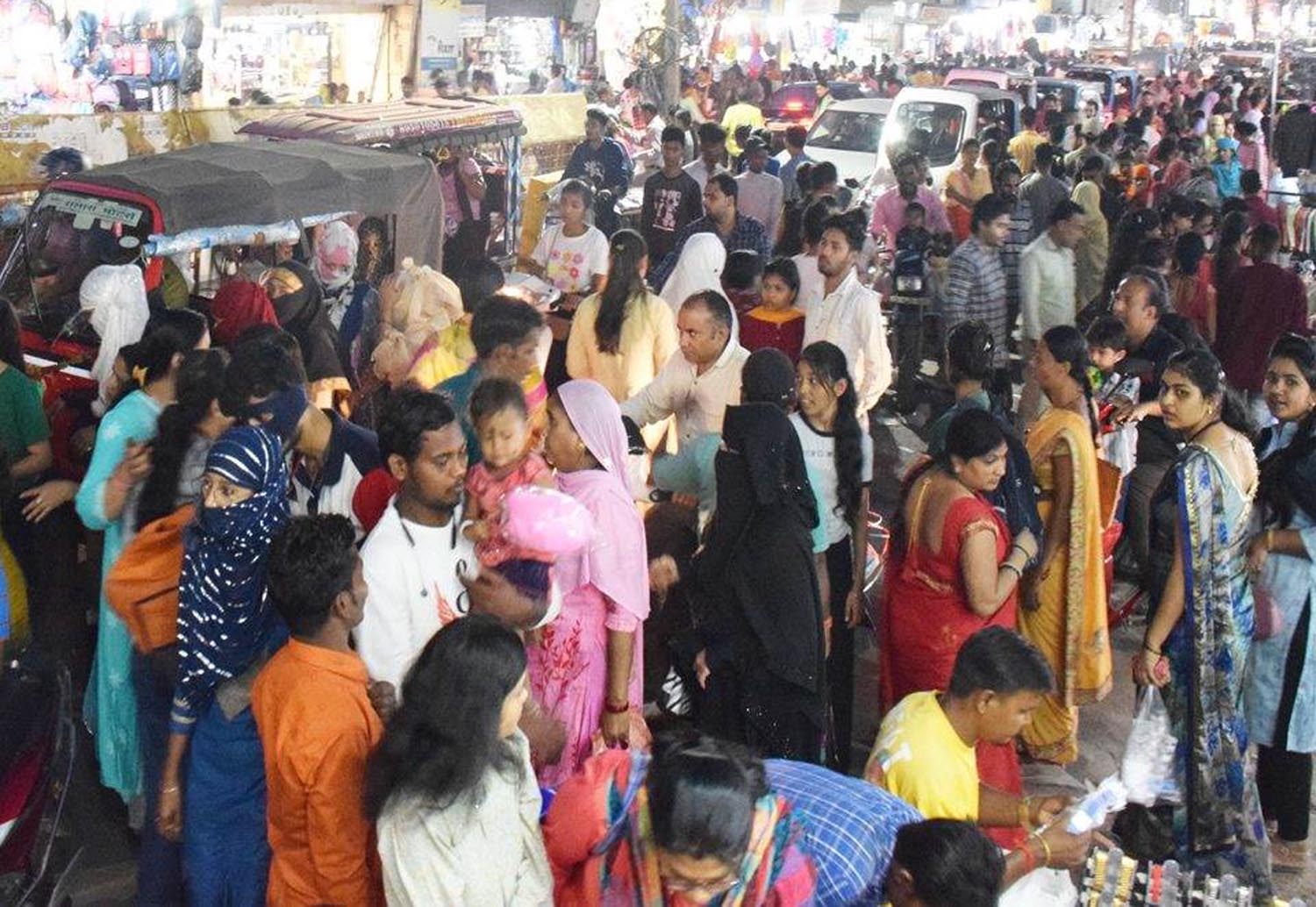 दीपावली पर रायपुर का गाेल बाजार में लगी भीड़ दीपावली पर रायपुर का गाेल बाजार में लगी भीड़